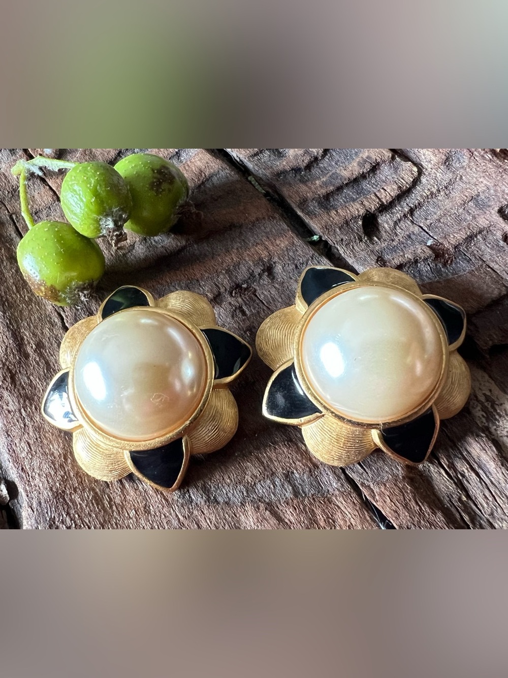 Costume 90s Large Earrings Gold-Tone Faux Pearl Flower Black Petals Clip On